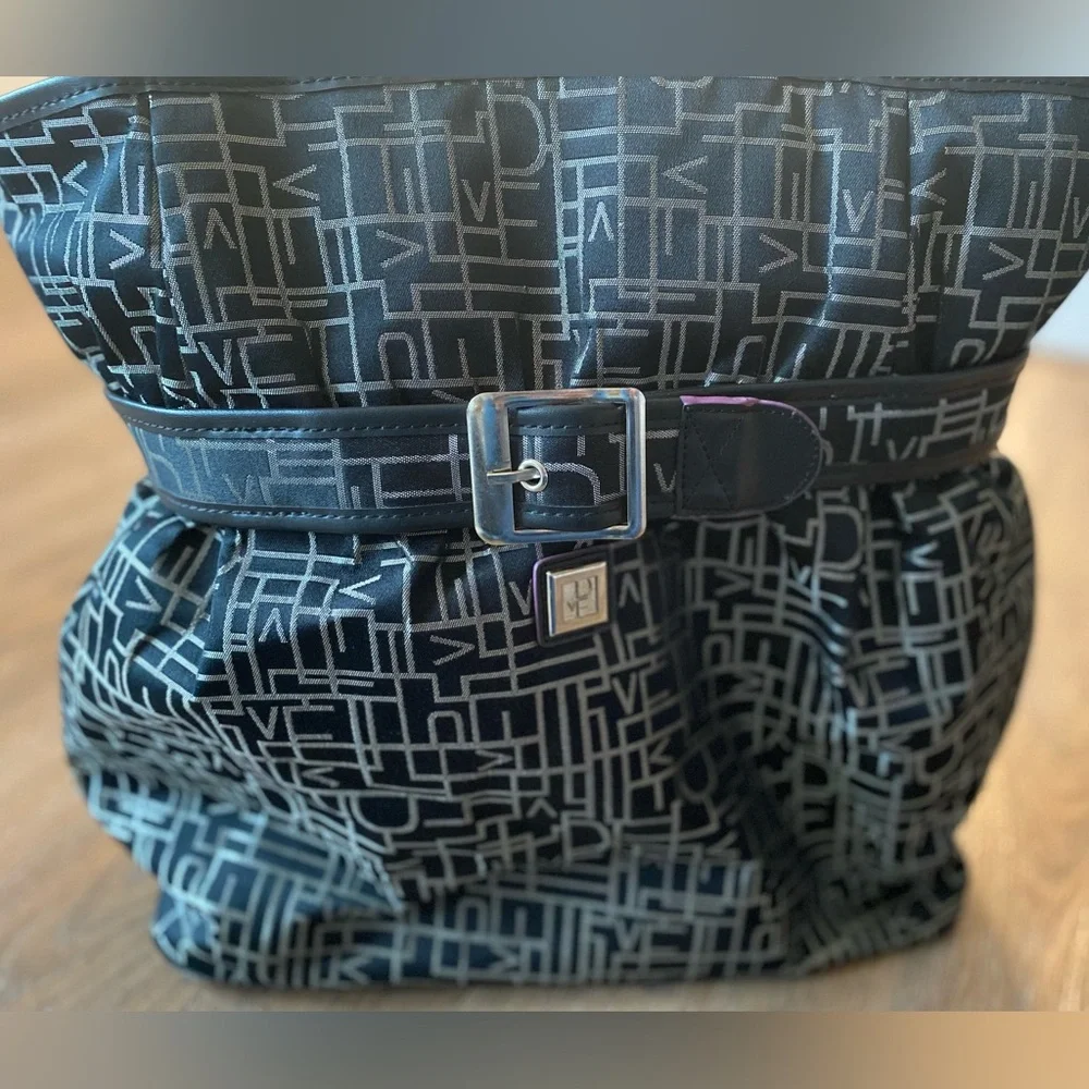 ☘️Diane Von Furstenberg DVF Randa Bucket Tote Bag. Office/carry on/overnight - Picture 6 of 11